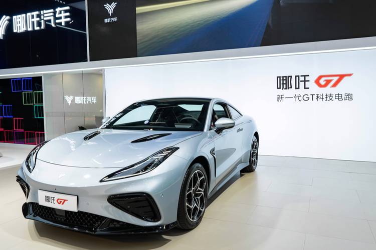 成都320哪吒汽车在智能汽车领域的表现，领途汽车在新能源汽车市场中的影响力